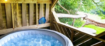 The Potting Shed nr Tenby: HotTub, 100"Projector, 4PosterBed, Covered Pizza Oven