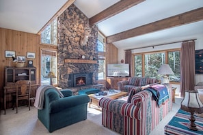 Flat-screen TV, fireplace - #104 Private Hot Tub, 2 car garage, abundant parking, Elkhorn Amenities (Sun Valley)