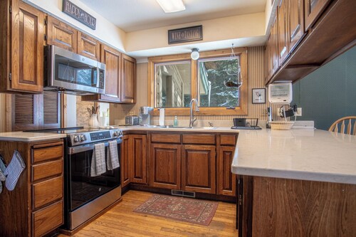 #104 Private Hot Tub, 2 car garage, abundant parking, Elkhorn Amenities