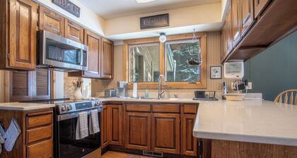 #104 Private Hot Tub, 2 car garage, abundant parking, Elkhorn Amenities