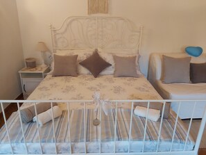 1 bedroom, bed sheets - A loft in an equipped villa (Trecastagni)