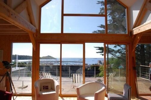 Villa récente ossature bois avec vue panoramique sur le Port et les îles.