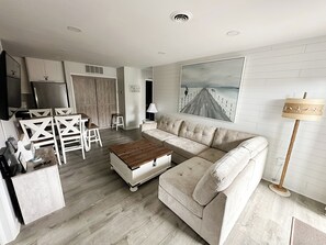 Una Smart TV, una chimenea, libros