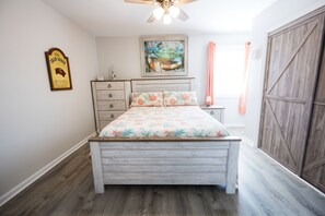 2 bedrooms, memory-foam beds, iron/ironing board, free WiFi - ☆ 5-Star Retreat w/ Private Courtyard, Steps to Beach, Pools, Shops & Dining (Ocean City)