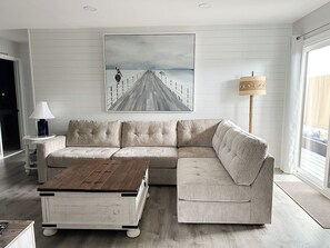 Smart TV, fireplace, books - ☆ 5-Star Retreat w/ Private Courtyard, Steps to Beach, Pools, Shops & Dining (Ocean City)