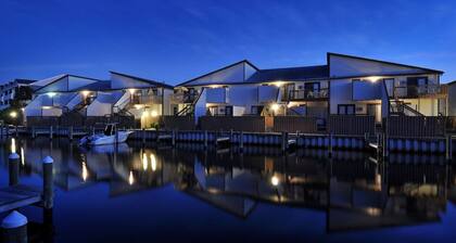 Freshly Renovated 5-Star ☆! Steps to indoor/outdoor pools, BEACH, shops & dining