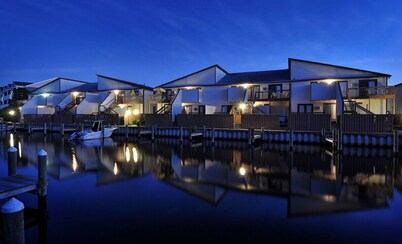 Freshly Renovated 5-Star ☆! Steps to indoor/outdoor pools, BEACH, shops & dining