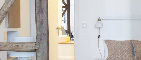 Iron/ironing board, Internet, bed sheets