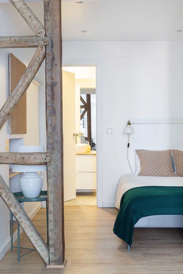 Iron/ironing board, internet, bed sheets