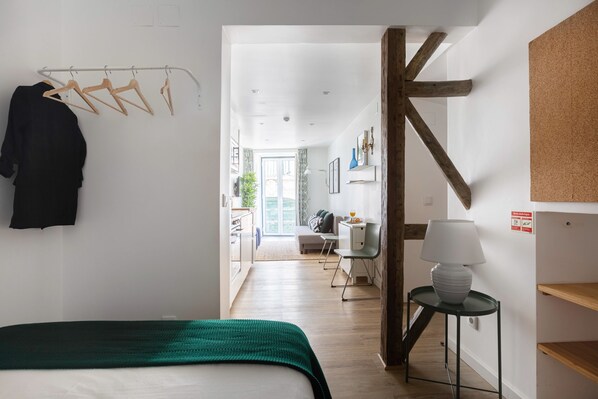 Iron/ironing board, Internet, bed sheets