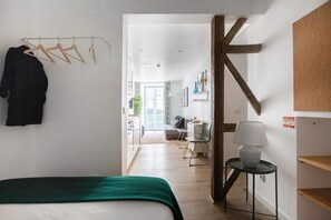 Iron/ironing board, internet, bed sheets