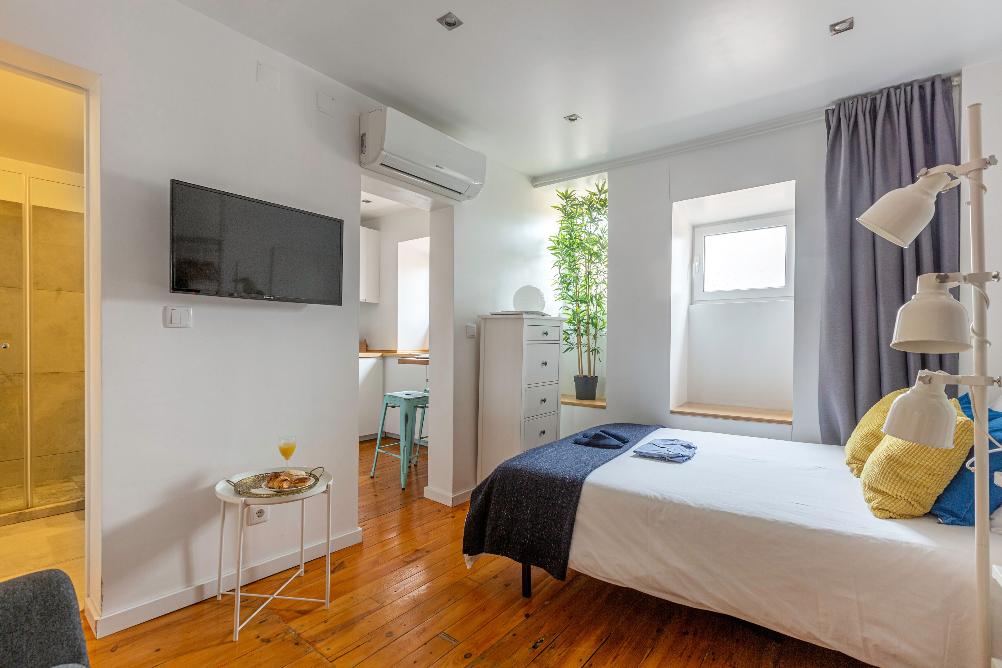 Iron/ironing board, internet, bed sheets