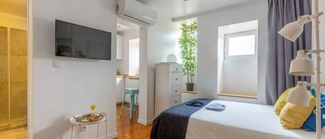 Iron/ironing board, internet, bed sheets