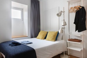 Tabla de planchar con plancha, acceso a internet y ropa de cama 