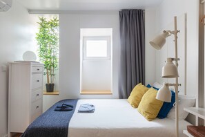 Tabla de planchar con plancha, acceso a internet y ropa de cama 