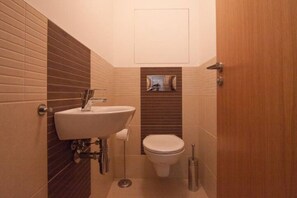 シャワー付き浴槽、ヘアドライヤー、タオル、シャンプー