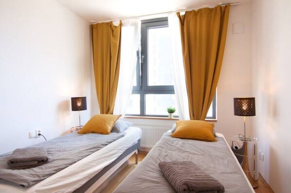 2 室のベッドルーム、デスク、アイロン / アイロン台、WiFi