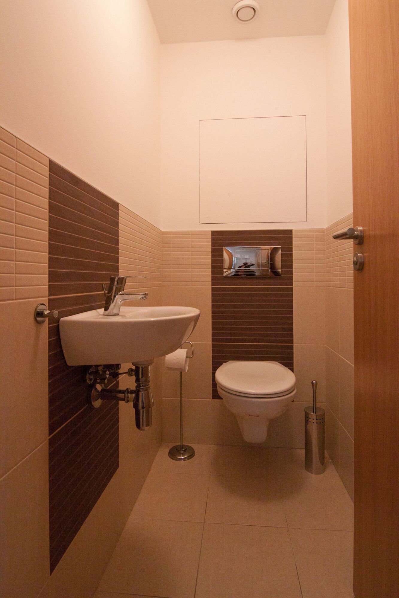 シャワー付き浴槽、ヘアドライヤー、タオル、シャンプー