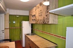 Fridge, oven, coffee/tea maker, cookware/dishes/utensils