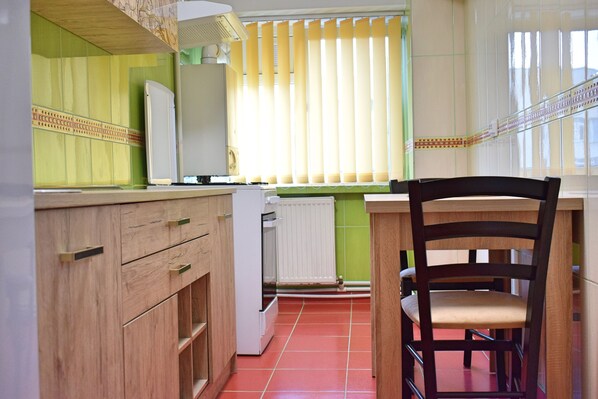 Fridge, oven, coffee/tea maker, cookware/dishes/utensils