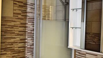 Suihku, hiustenkuivaaja, pyyhkeet, saippua