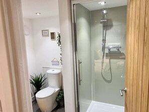 Shower, hair dryer, towels - Adaptable Apt nr EMA • FREE Gym Access, Fast WiFi (Kegworth)
