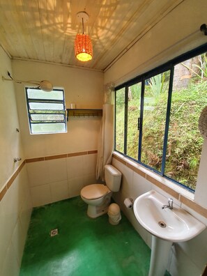 Shower - Sitio Pindorama / House with panoramic view (Gonçalves)