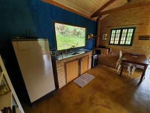 Fogão, cooktop, talheres/pratos/utensílios de cozinha
