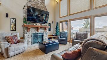 Tv, eldstad och dvd-spelare