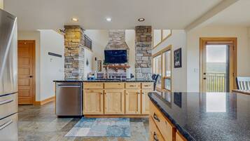 Een koelkast, een magnetron, een oven, een kookplaat