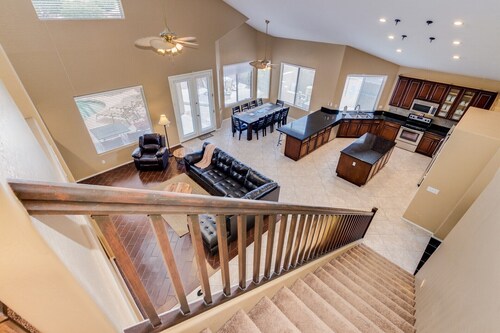 3 King beds! Ready To Entertain Family & Friends! Heated Private Pool Sleeps 20 