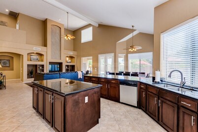 ¡Listo para entretener a familiares y amigos! Piscina privada climatizada, barbacoa + capacidad para 20 