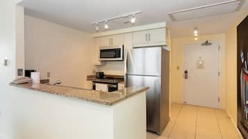 Refrigerador, microondas, horno y parrilla de estufa