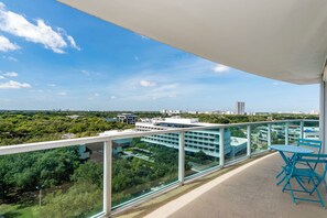 Outdoor dining - Private Residence in Coconut Grove Hotel with Free Parking (Miami)