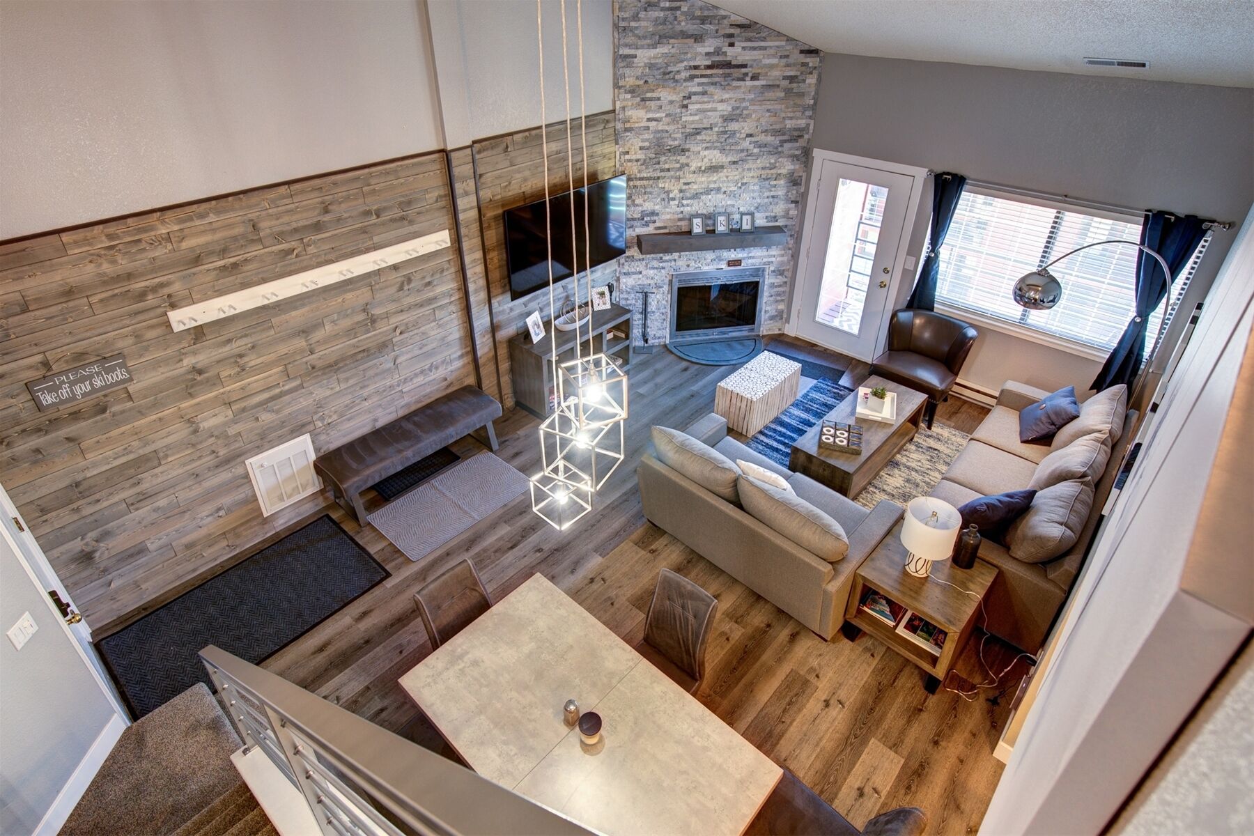 Televisión de pantalla plana y chimenea 