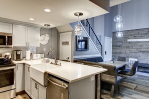 Fridge, microwave, oven, stovetop - Giant Steps 53 Close to the park, Bristlecone Pond, the shops & restaurants. (Brian Head)