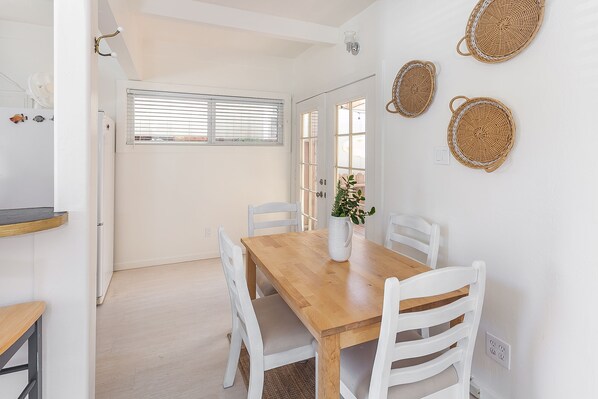 Dining - Sweet Little Beach Cottage (Stinson Beach)