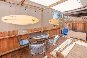 Outdoor dining - Sweet Little Beach Cottage (Stinson Beach)