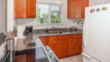 Een koelkast, een magnetron, een oven, een kookplaat