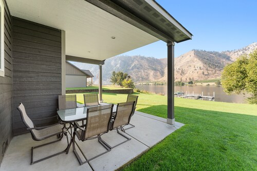 Riverfront home with shared dock for boat moorage & central A/C - dogs OK