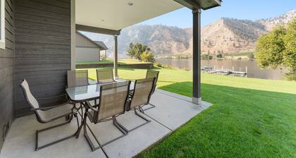 Riverfront home with shared dock for boat moorage & central A/C - dogs OK