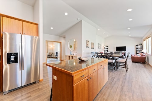 Riverfront home with shared dock for boat moorage & central A/C - dogs OK