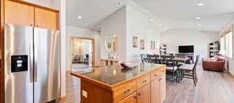 Se admiten perros, casa frente al río con muelle compartido para amarre de botes