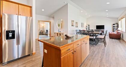 Koiraystävällinen, joen rannalla sijaitseva koti w / jaetulla telakalla veneen kiinnitykseen