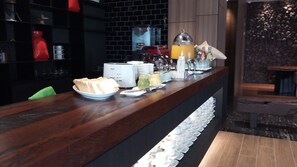 بوفيه فطور يوميًا بتكلفة قدرها (13 MYR للشخص)