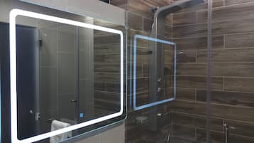 Deluxe-værelse - 1 queensize-seng - uden vindue | Badeværelse | Bruser, gratis toiletartikler, hårtørrer, hjemmesko