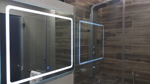 غرفة ديلوكس - سرير كبير - بدون نوافذ | حمام | تجهيزات دش، مستلزمات مجانية للعناية الشخصية، مجففات شعر، خف للقدمين