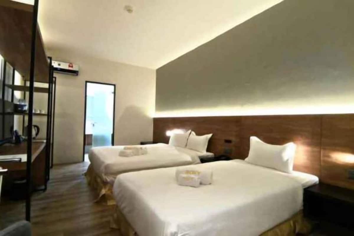 Minibar, in-room safe, desk, iron/ironing board