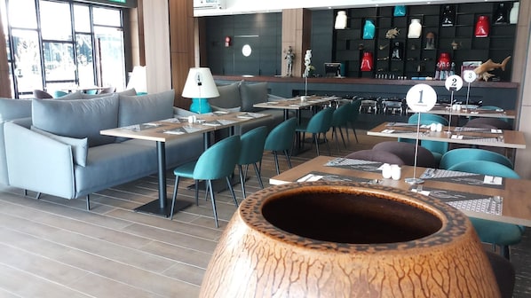 Se sirven desayunos, almuerzos, cenas y cocina local e internacional