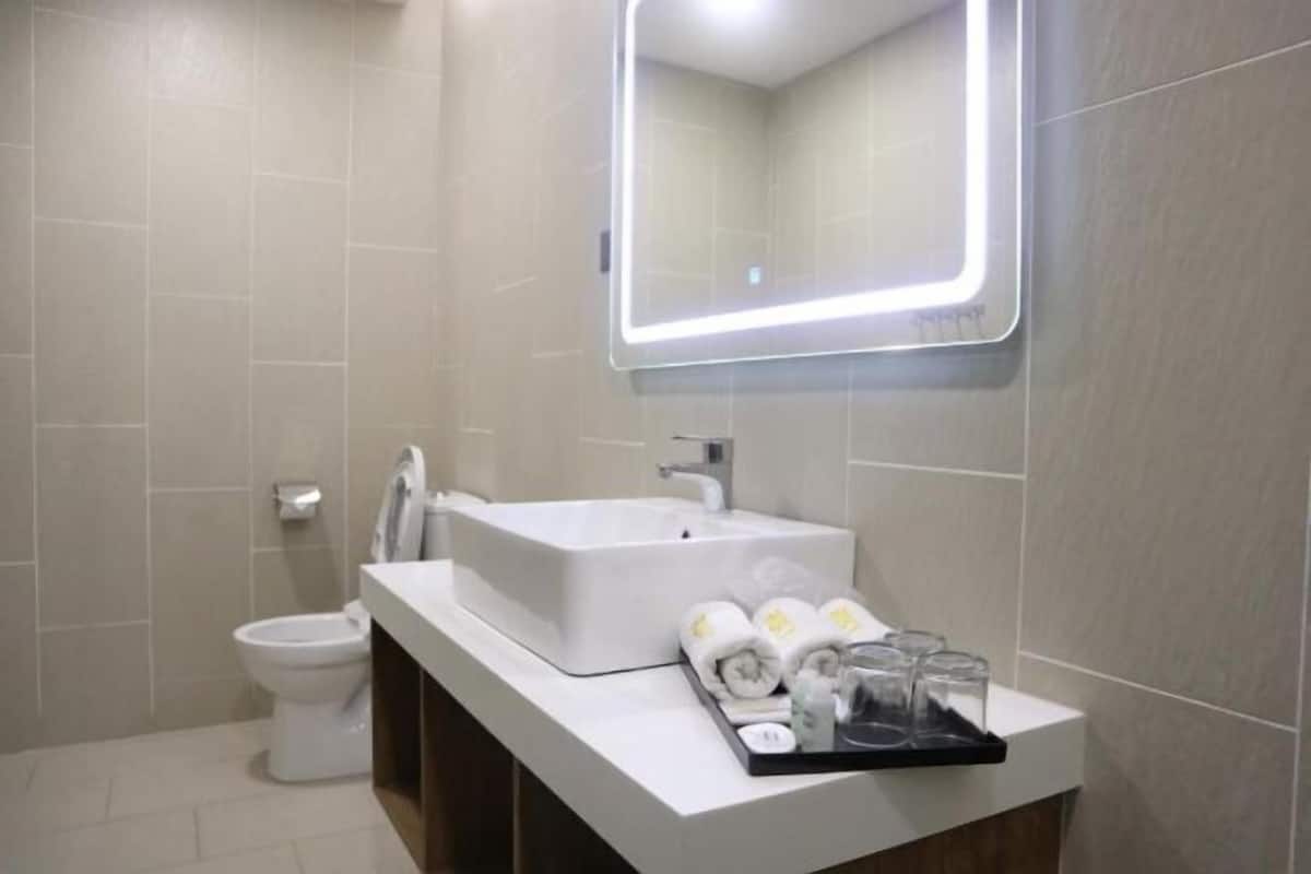 Badkamer | Een douche, gratis toiletartikelen, een haardroger, pantoffels